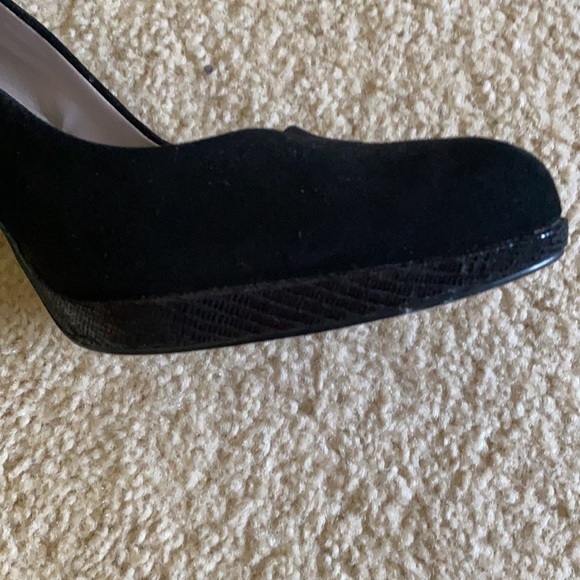 Black suede pumps - Picture 4 of 6
